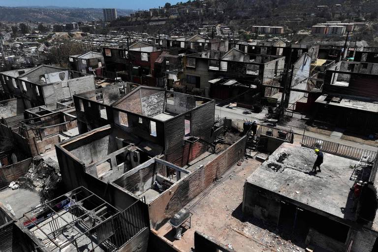 Chilenos reconstroem casas nos mesmos bairros devastados por incêndios
