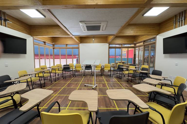 sala de aula com cadeiras em círculo