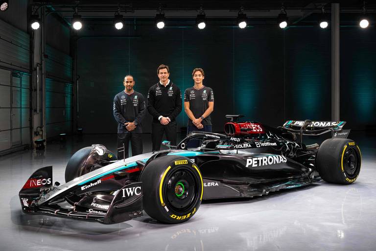 (Da esq. p/ direita): Lewis Hamilton, Toto Wolff e George Russell apresentam o novo carro da Mercedes para a temporada 2024 de F1