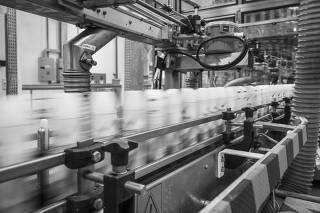 Máquinas operam no setor de desodorante em aerosol na fábrica da Unilever