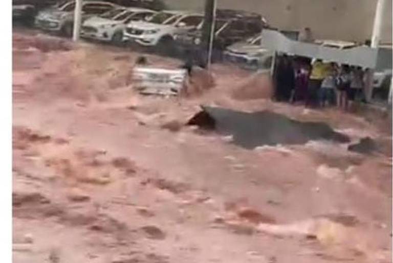 Chuva arrasta carros, arranca asfalto e deixa pessoas ilhadas em Bauru (SP)