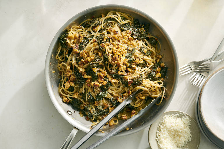 Receita vegetariana de espaguete com couve e nozes fica pronta em 30 minutos