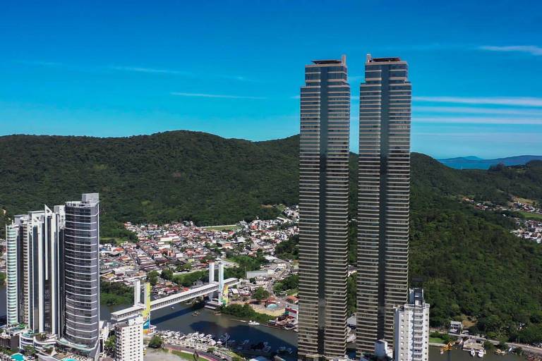 Edifício em Balneário Camboriú (SC) instala pináculos para voltar a ser o mais alto do país