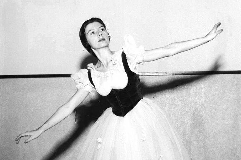 Fotografia preto e branco da bailarina Hulda Bittencourt 