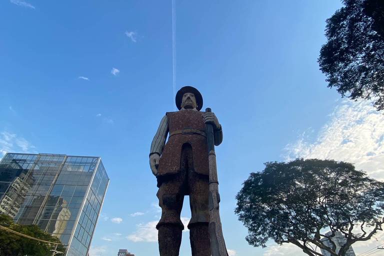 Homens brancos reinam absolutos nos monumentos de São Paulo