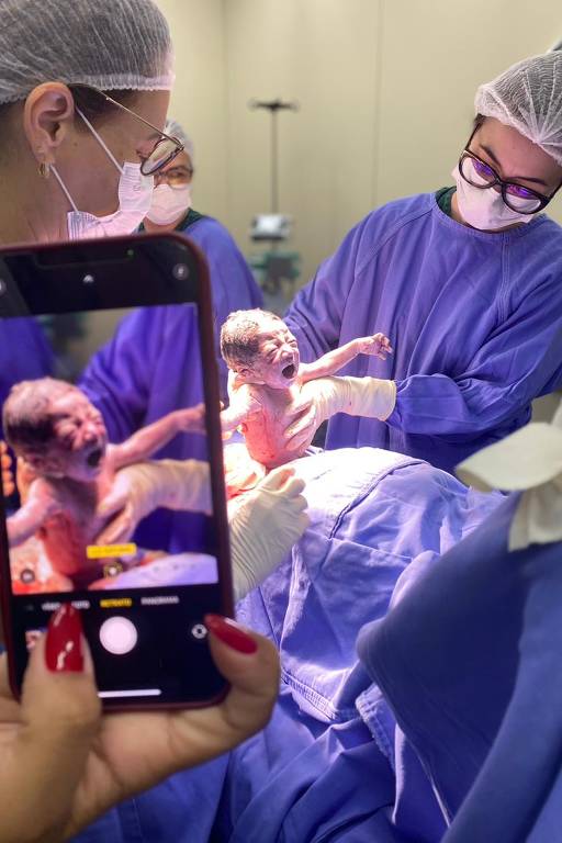 Bebê nasce e imagem é replicada em celular que registra o momento