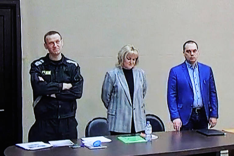Navalni e seus advogados Olga Mikhailova e Vadim Kbzev durante uma audiência na cadeia em 2022