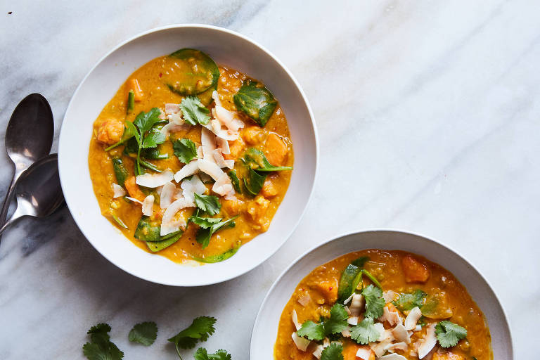 Veja receita vegetariana de curry de lentilha com batata-doce cheia de especiarias