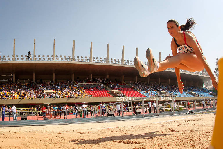 Campeã olímpica Maurren Maggi salta para a vitória no Troféu Brasil de Atletismo, no Estádio Ícaro de Castro Mello
