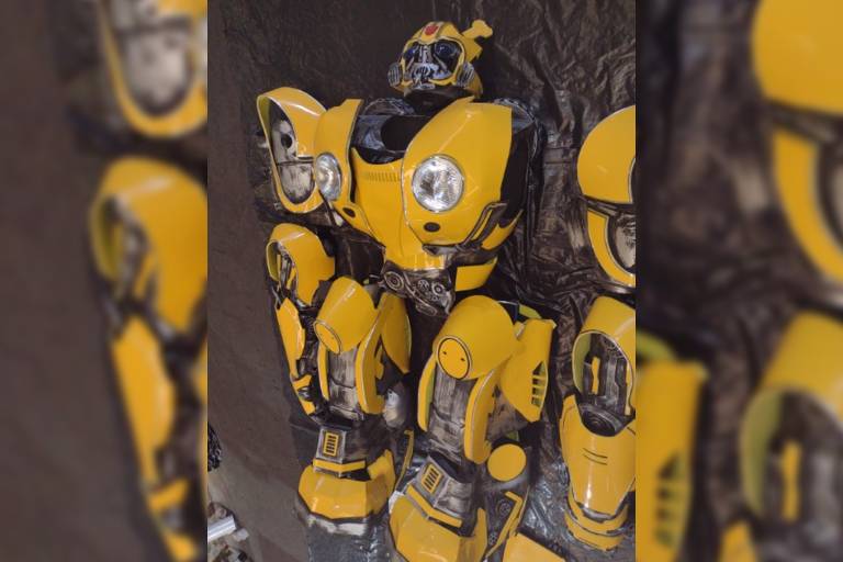 Fantasia usada de Bumblebee, da franquia Transformer com luz em led tamanho adulto.