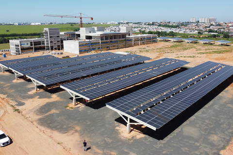 Paço municipal terá uma das maiores fazendas solares da cidade, com aproximadamente mil placas; o excedente de energia será distribuído para outros edifícios