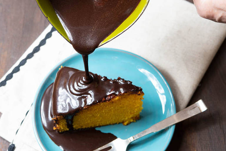 Aprenda a fazer um bolo de cenoura com chocolate clássico perfeito