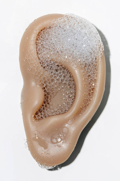 Fotografia de uma orelha de borracha com espuma sobre ela