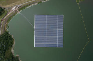 Vista da Usina Fotovoltaica Flutuante (UFF) Araucaria, localizada na represa Billings (maior usina de energia solar flutuante do pais)proximo do encontro com rio Jurubatuba