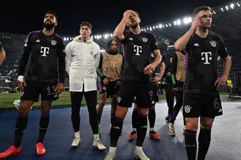 Jogadores do Bayern de Munique reagem aos protestos da torcida após derrota para a Lazio