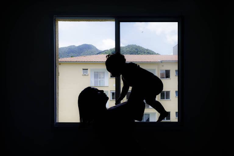 Sem tratamento nem renda, sobrevivente de São Sebastião toma dipirona para lidar com ansiedade