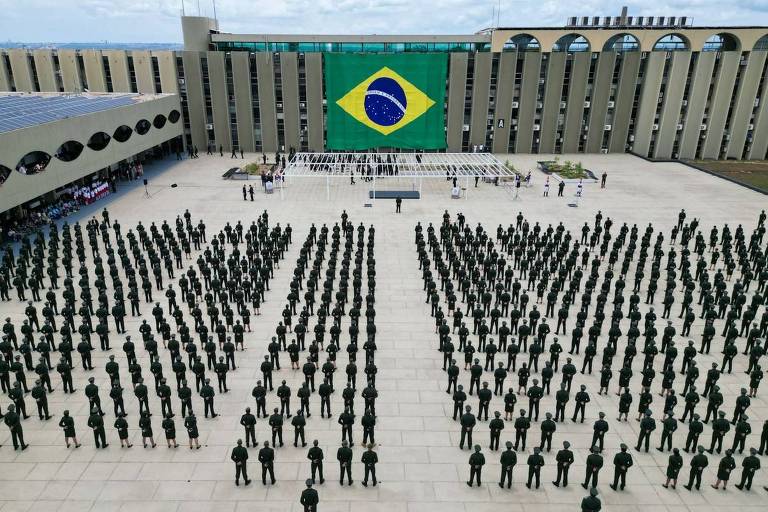 Militares enfileirados homenageiam a bandeira em pátio. Cerimônia no Quartel-General do Exército, em Brasília. Exército está com concurso para curso de formação de 163 oficiais de saúde, destinadas aos cargos de  médicos, farmacêuticos e dentistas