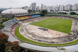Vista da pista de atletismo destruida do Ibirapuera (Estadio Icaro de Castro Melo) apos realizacao de provas de automobilismo no local, que fica ao lado do Ginasio do Ipirapuera