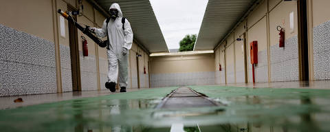 A health worker sprays insecticide to kill the Aedes aegypti mosquitos to help mitigate a dengue outbreak at a public school in Brasilia, Brazil February 16, 2024. REUTERS/Ueslei Marcelino ORG XMIT: PPP-UMS008