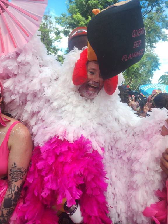 O frango do cenógrafo Odair Zani, 56, já é um personagem do Carnaval do Rio de Janeiro e neste sábado (17) desfilou no bloco Quizomba, na Lapa