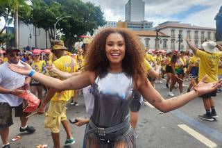 Monobloco, no Rio, homenageia Jorge Arago em despedida do Carnaval
