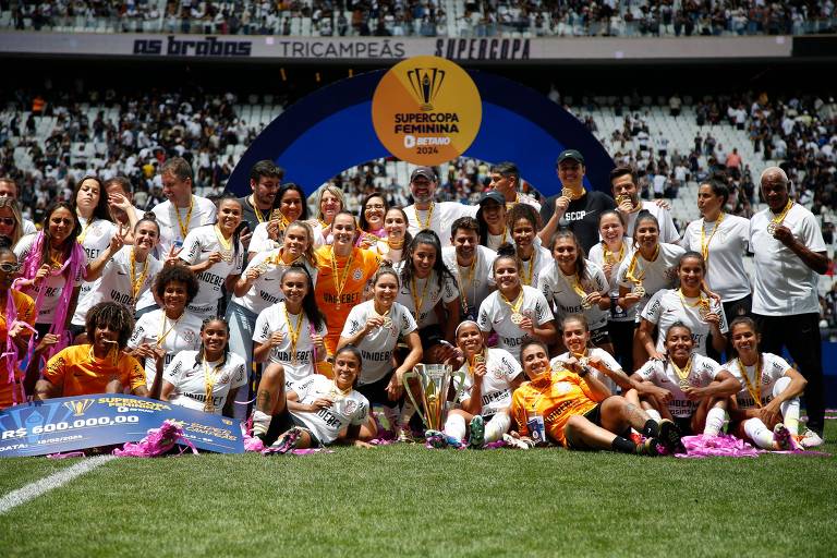Elenco do Corinthians festeja o terceiro título da Supercopa do Brasil, em 2024. Time alvinegro também levantou a taça em 2023 e 2022