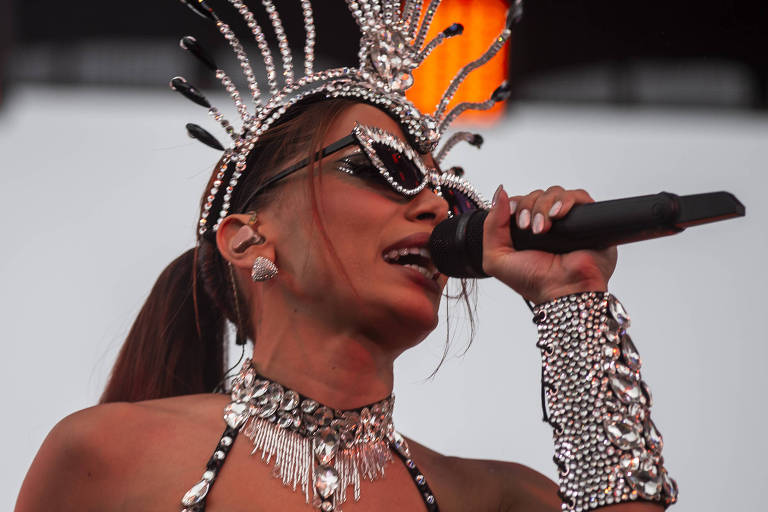 Anitta rebate críticas sobre playback na apresentação na Marquês de Sapucaí, no Rio