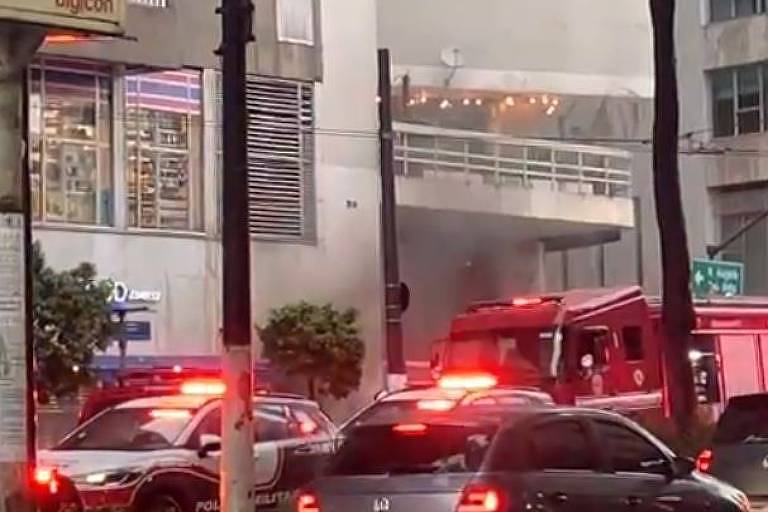 Bombeiros apagam foco de incêndio no edifício Itália, no centro de São Paulo