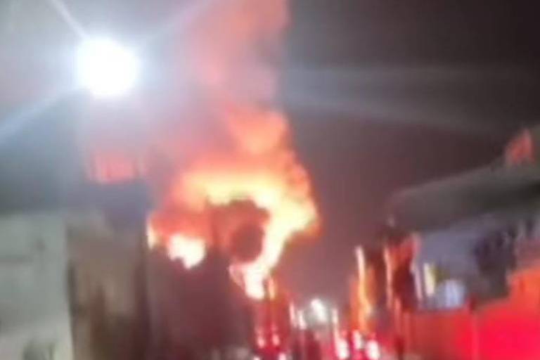 Galpão é destruído por incêndio em Santos