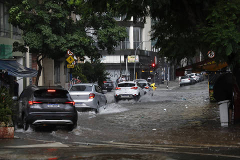 SÃO PAULO, SP, BRASIL - 08.01.2024 - Tempestade de final de tarde. Ruas alagadas próximo ao metrô Santa Cecília.b(foto: Rubens Cavallari/Folhapress - Cotidiano) *** EXCLUSIVO***