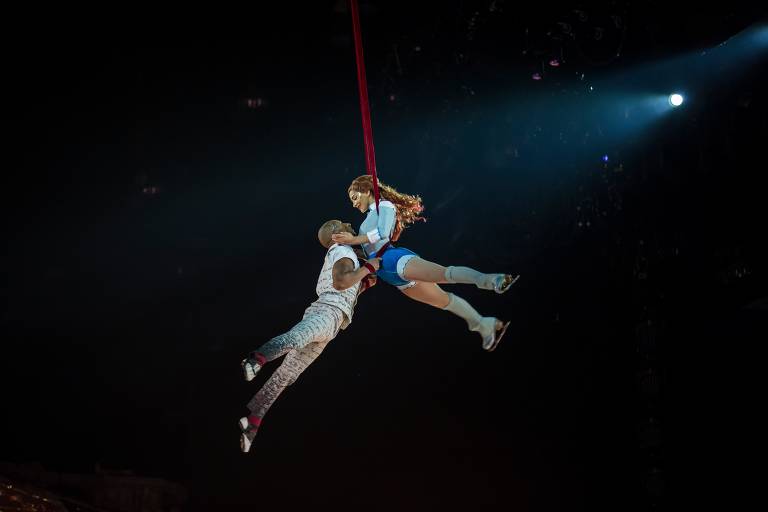 Acrobatas suspensos no show 'Crystal', do Cirque du Soleil