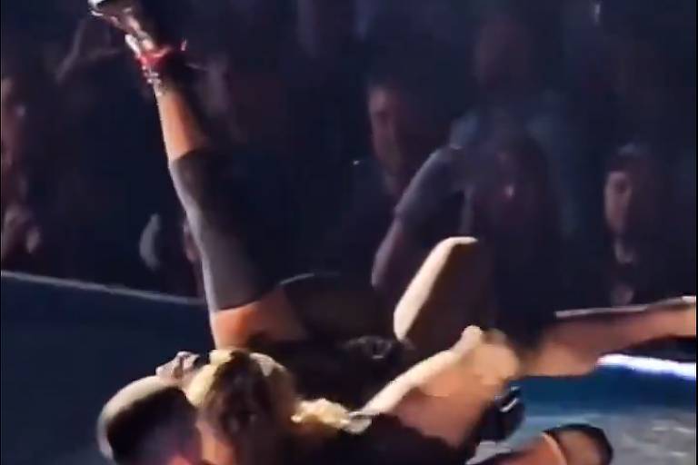 Madonna cai no chão durante apresentação