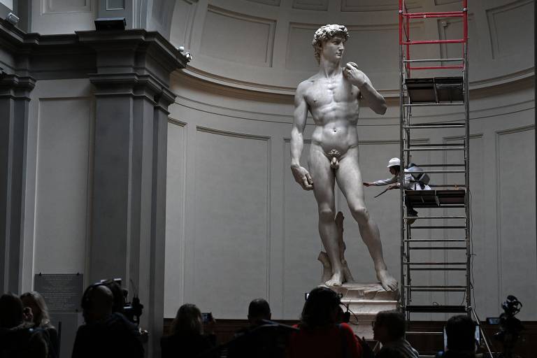 David de Michelangelo passa por sessões de limpeza em museu de Florença