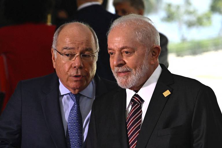 O ministro das Relações Exteriores, Mauro Vieira, conversa com o presidente Lula 