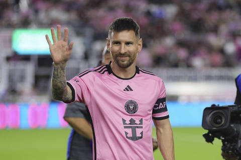 Feb 15, 2024; Fort Lauderdale, FL, USA; Inter Miami CF forward Lionel Messi (10) waves prior to the game against the Newell's Old Boys at DRV PNK Stadium. Mandatory Credit: Sam Navarro-USA TODAY Sports ORG XMIT: IMAGN-747651