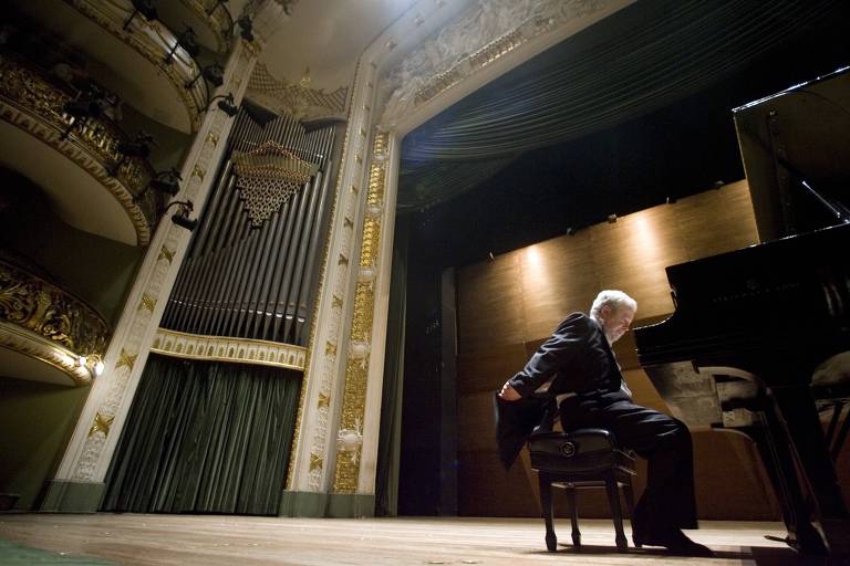 O pianista Nelson Freire durante apresentação no Teatro Municipal, em São Paulo