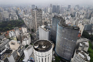 Reformas em predios e tombamento que representam a arquitetura moderna de Sao Paulo. Vista do miolo de predios modernos no centro de SP atravessados pela av Ipiranga: Hilton (redondo e mais alto), Copan e Predio do Bradesco. Edificio Renata Sampaio Ferreira (branco baixo, proximo ao Hilton) e e Edificio do Bratke (A,B e C)  e Jacatuba (arredondado)