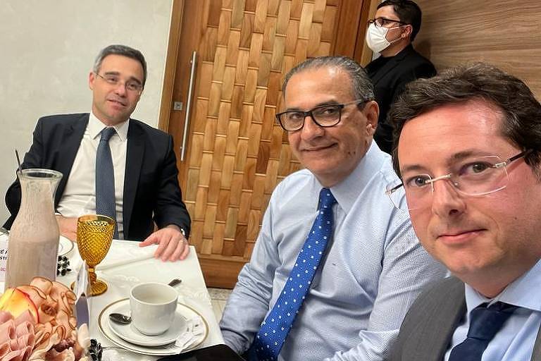 Fabio Wajngarten (dir.) e Silas Malafaia (centro, de azul) durante almoço com André Mendonça, ministro do STF (esq.)
