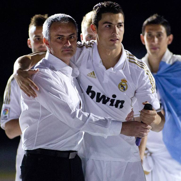José Mourinho e Cristiano Ronaldo se abraçam depois da conquista do Campeonato Espanhol de 2012