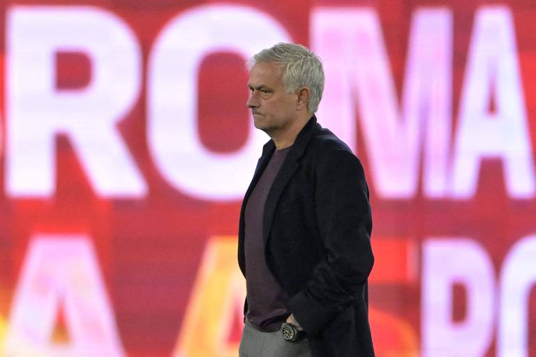 O técnico português José Mourinho caminha no Estádio Olímpico, na capital italiana, antes de jogo da Roma, clube que o demitiu no mês passado
