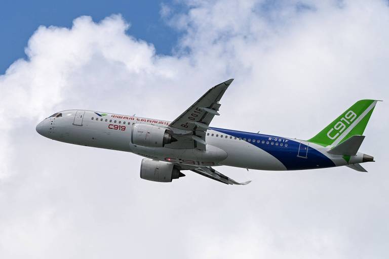 China apresenta primeiro avião comercial fabricado no país e busca compradores