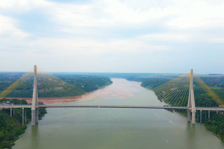 Rio Paraná é liberado para tráfego após ficar três dias obstruído por navio que encalhou