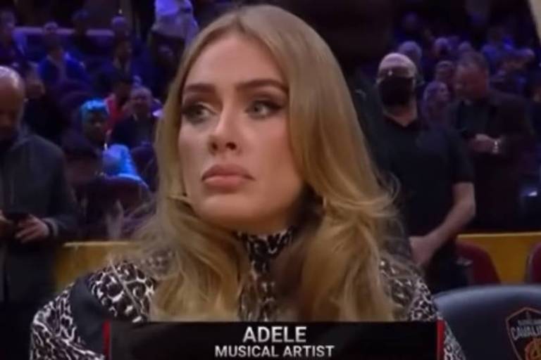 Adele revela chateação por virar meme e nega preenchimento labial: 'Naturalmente grandes'
