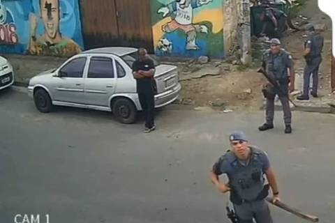 Policial militar quebra câmera de monitoramento em comunidade de Guarujá