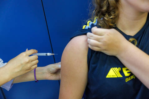GUARULHOS, SP - 20.02.2024 - Sara Roberta Ferreira, 11, toma vacina contra a dengue na UBS Tranquilidade, em Guarulhos. (Foto: Danilo Verpa/Folhapress, PODER) ORG XMIT: 607090