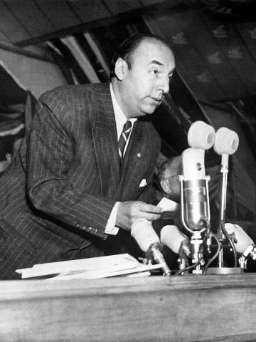 (FILES) Undated picture taken in Warsaw of Chilean writer, poet and diplomat Pablo Neruda. The figure of Pablo Neruda, the most universal of Chilean poets, faces dark clouds on the 50th anniversary of his death. (Photo by INTERCONTINENTALE / AFP) ORG XMIT: DOC05