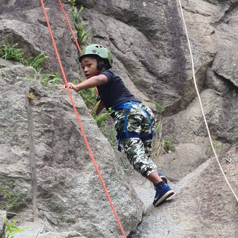 Artur de Moura Lima, 10, escala na rocha da pedreira Jaraguá
