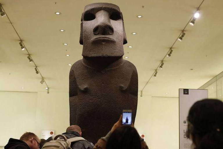 'Devolvam o moai': chilenos exigem que Museu Britânico entregue estátua da Ilha de Páscoa
