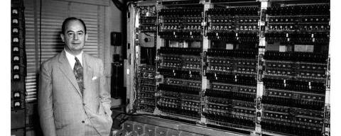 O matemático húngaro John Von Neumann, em foto de 1951, ao lado do Computador IAS, do Instututo pelo Estudo Avancado, em Princeton, em Nova Jersey (EUA). (Foto: Reprodução/IAS/Computer History Museum, Ilustrada) ***DIREITOS RESERVADOS. NÃO PUBLICAR SEM AUTORIZAÇÃO DO DETENTOR DOS DIREITOS AUTORAIS E DE IMAGEM***