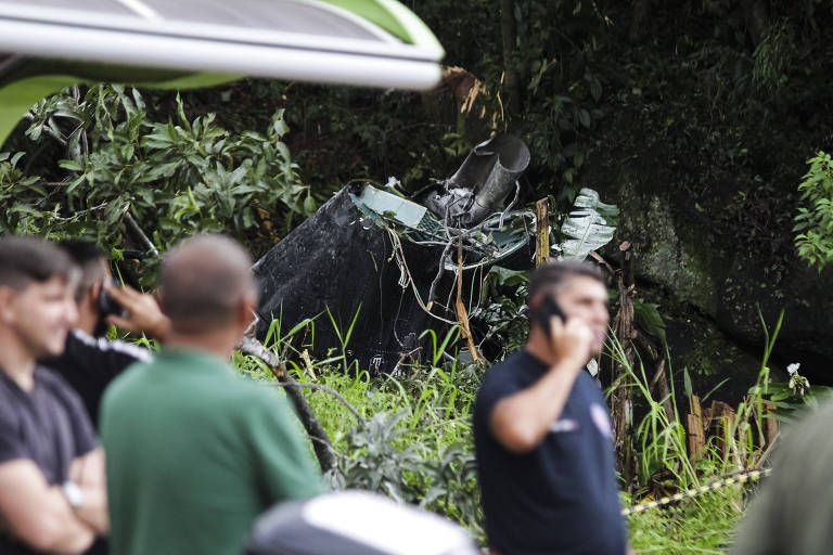 Helicóptero cai em Barueri, na Grande São Paulo; sete pessoas são socorridas